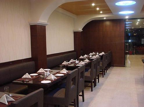 Crown Royale Hotel Dehradun Buitenkant foto