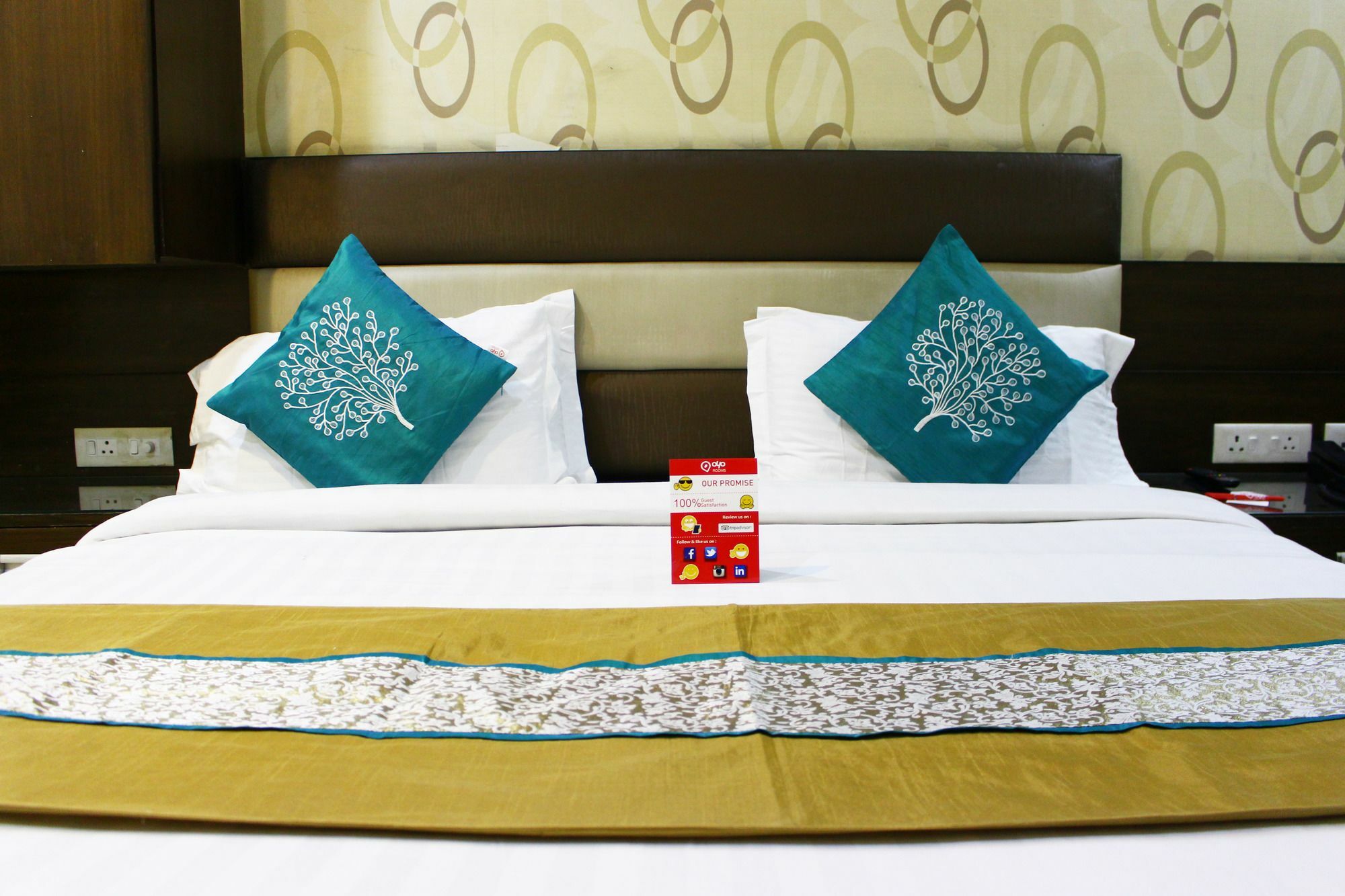 Crown Royale Hotel Dehradun Buitenkant foto