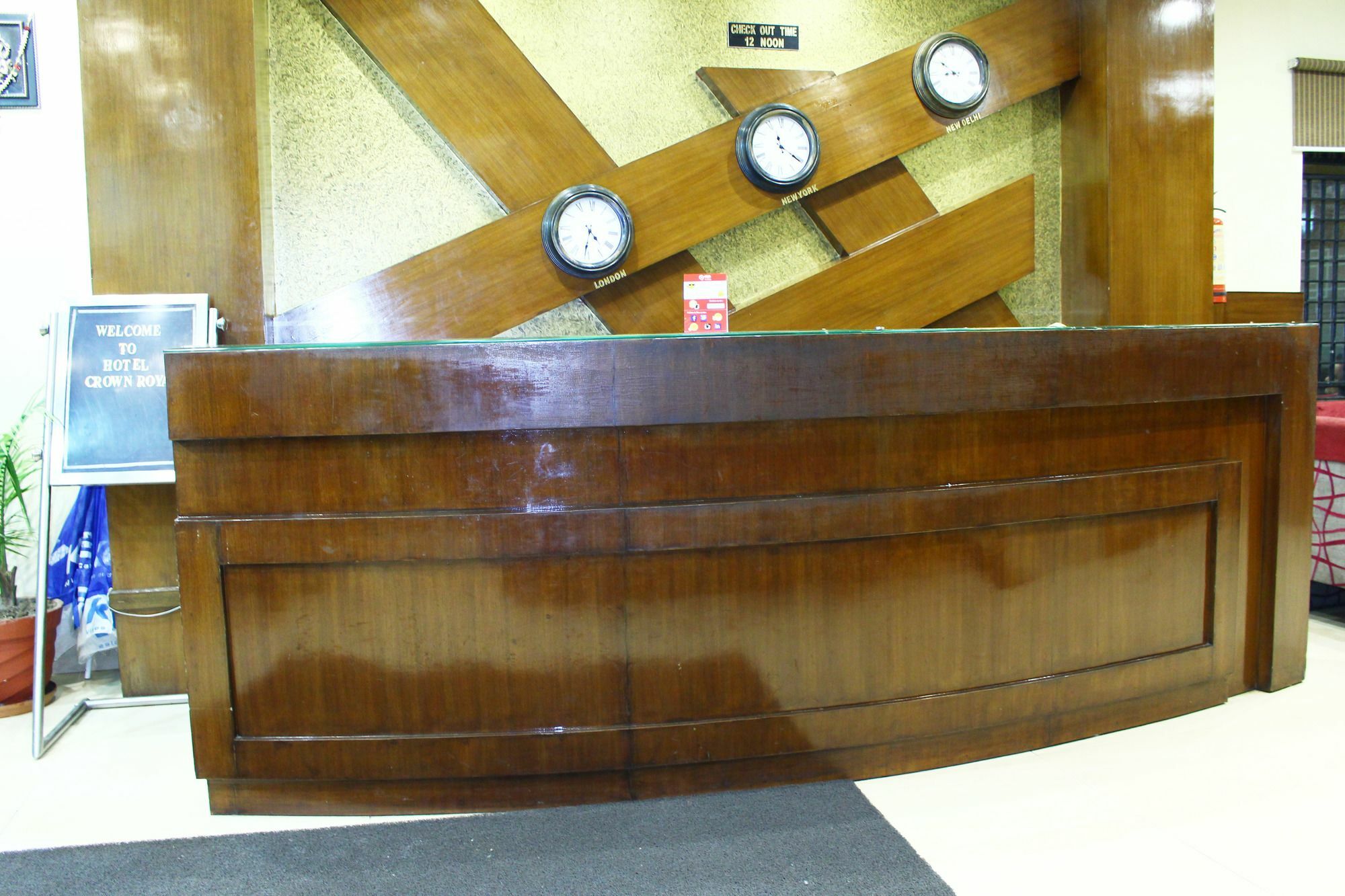 Crown Royale Hotel Dehradun Buitenkant foto